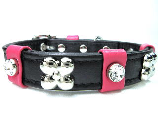 クリスタルガラスとメタリックフラワーの首輪